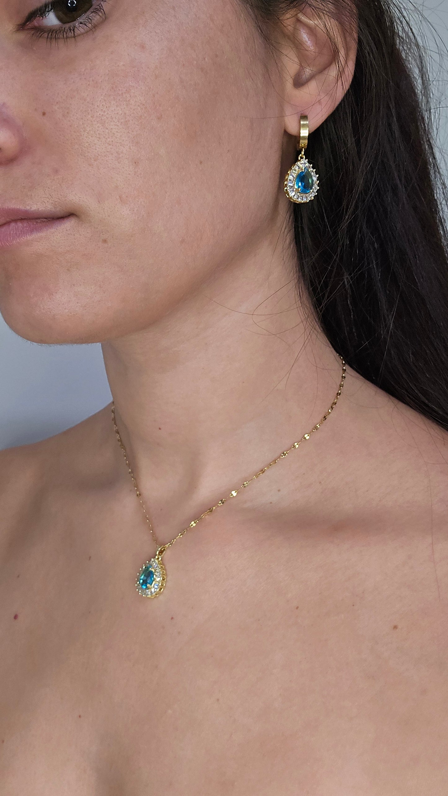 Conjunto dourado gota azul com cristais