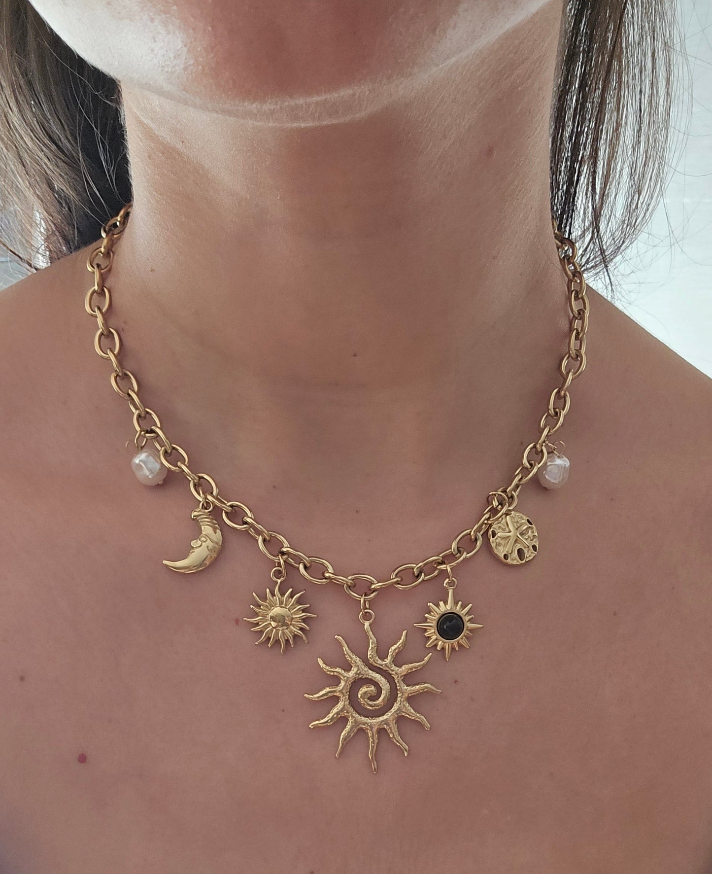 Colares com sol e lua