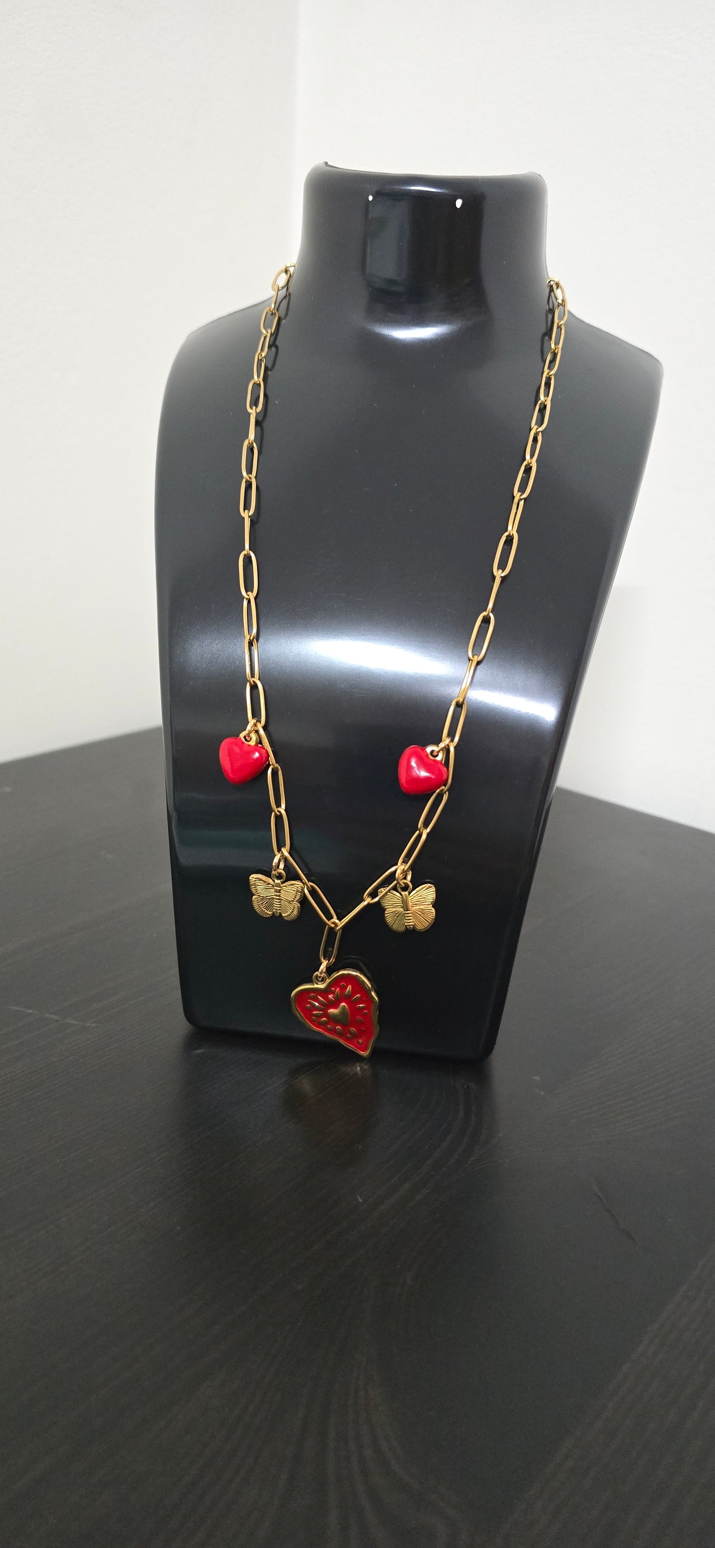 Colar dourado e vermelho (corações)