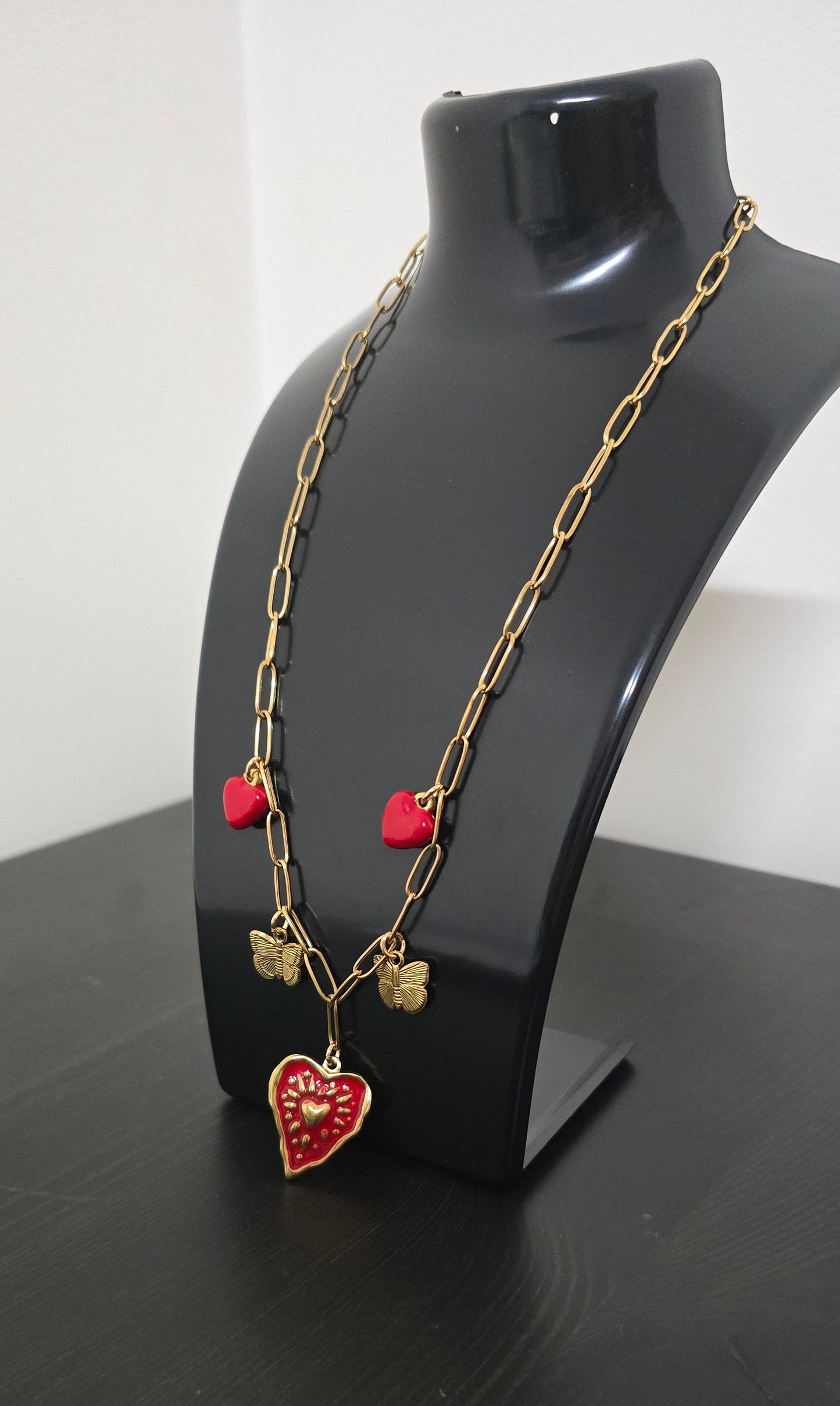 Colar dourado e vermelho (corações)