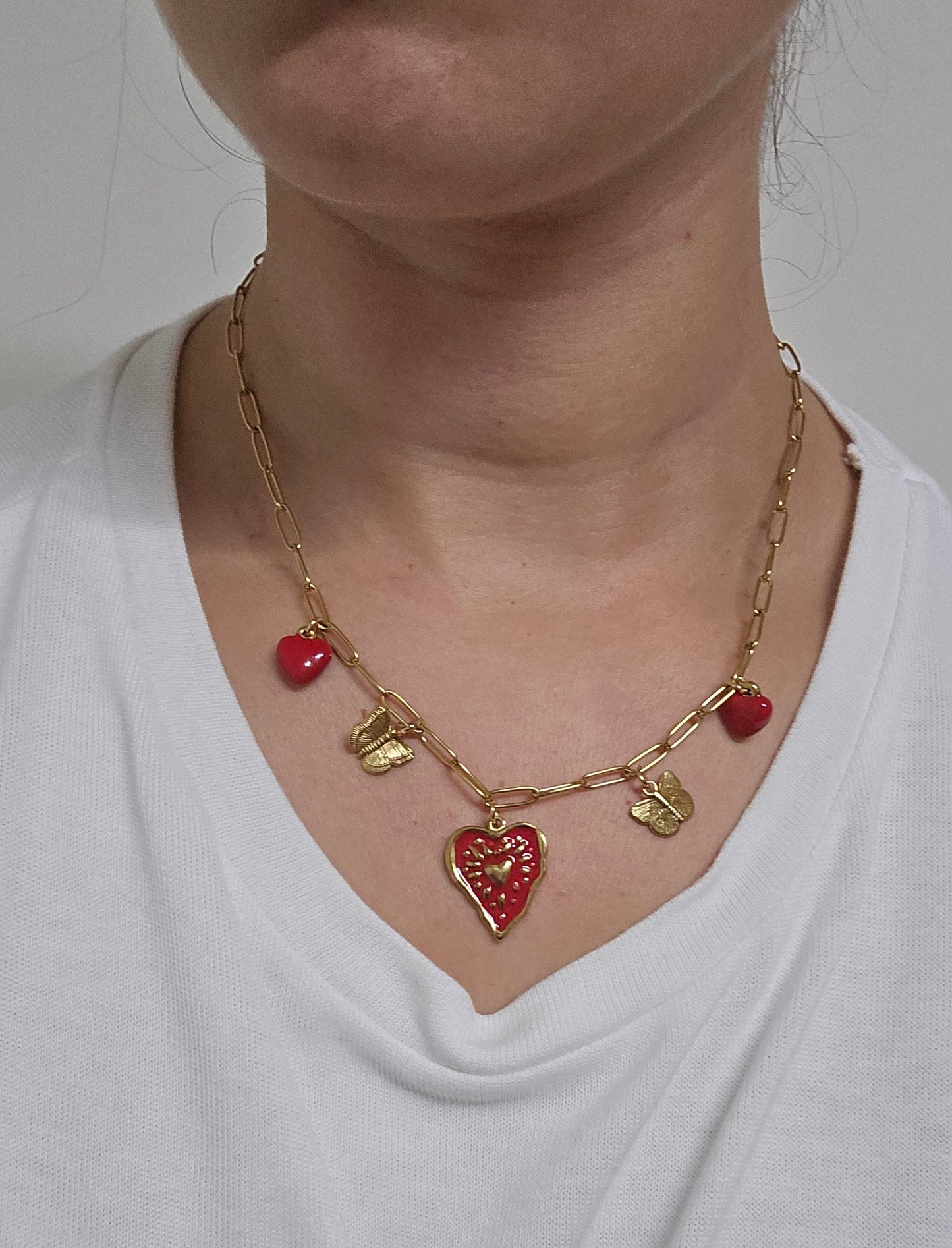 Colar dourado e vermelho (corações)