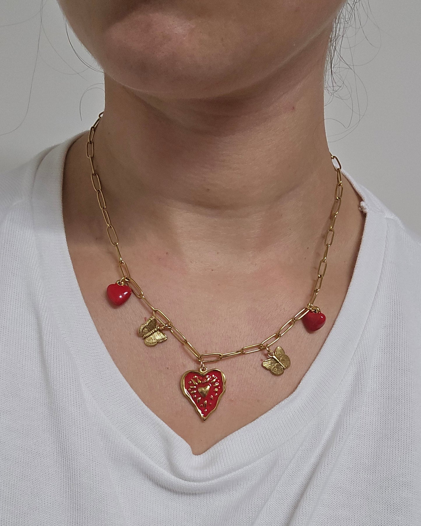 Colar dourado e vermelho (corações)