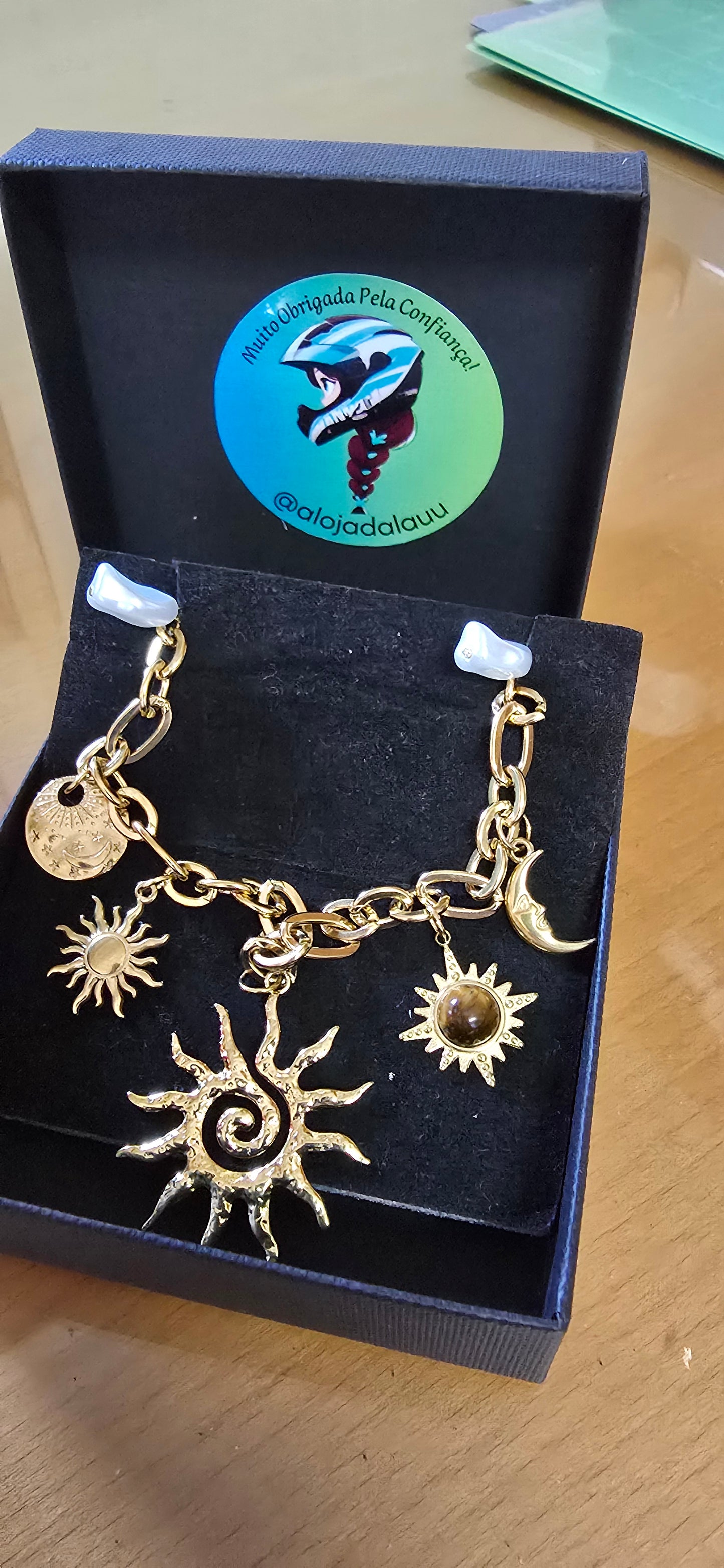 Colares com sol e lua