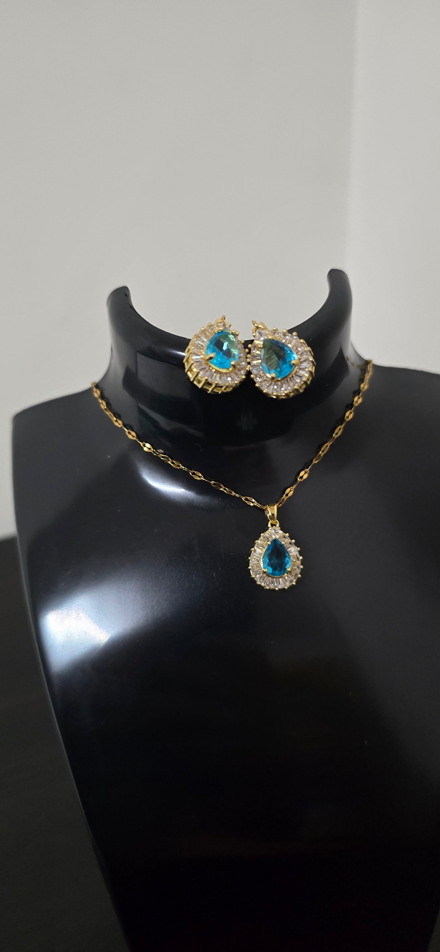 Conjunto dourado gota azul com cristais